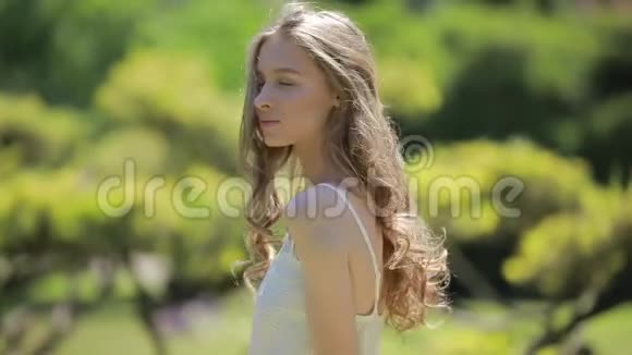 一位留着深色头发的美女在夏院摆姿势视频的预览图