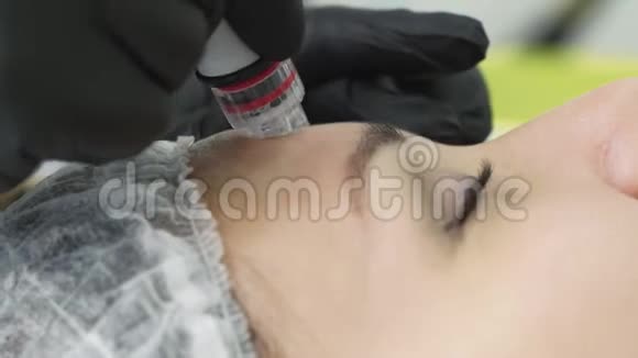 美容诊所面部水剥离术中女性面部特写视频的预览图