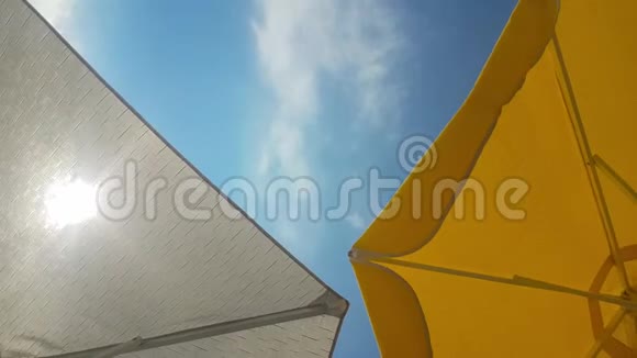 夏日的沙滩伞迎着太阳和蓝天视频的预览图