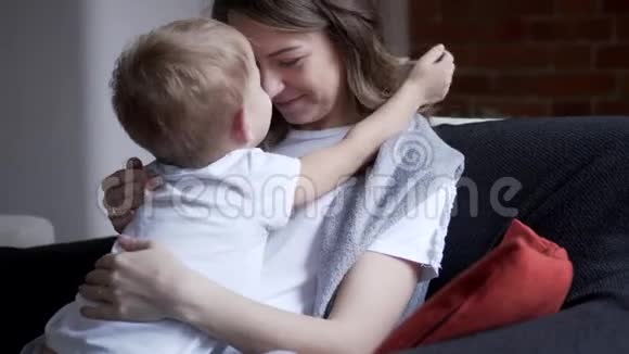 男孩和怀孕的母亲在一起视频的预览图