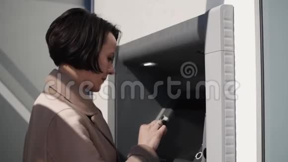 女人拨通自动取款机键盘上的密码视频的预览图
