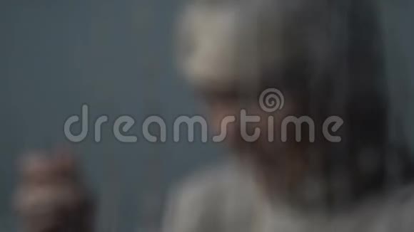 在养老院的雨窗附近一位老妇人吃着无味的粥视频的预览图