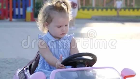 穿着蓝色裙子的小女孩在公园里骑着一辆粉红色的婴儿车快乐的童年概念成年妇女的漫画视频的预览图