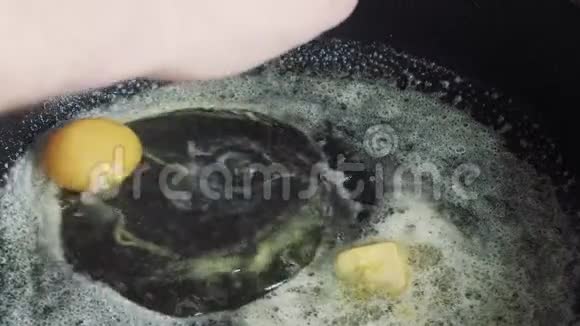 鸡卵在平底锅中煎黄油视频的预览图