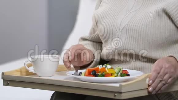 老年妇女早餐吃新鲜沙拉健康节食营养品质视频的预览图