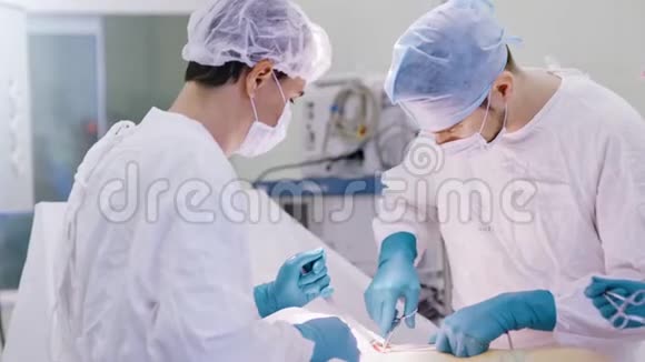 使用医疗器械进行手术的年轻医生或学生或实习生团队视频的预览图