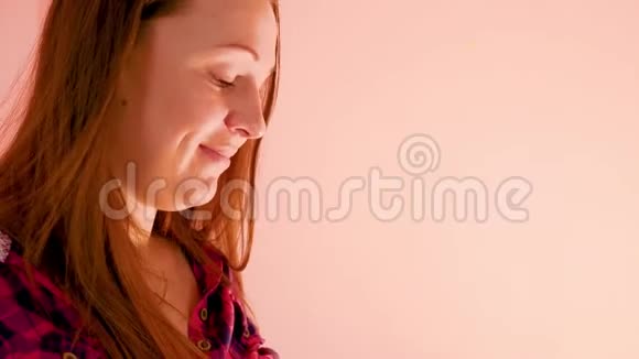 侧面看一位孕妇微笑着吃了一个苹果近距离射击视频的预览图