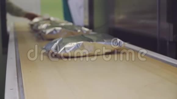 药品和药品的生产包装在传送带上包装药片制药业视频的预览图