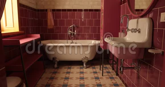 带有粉红色现代设计的优雅浴室视频的预览图