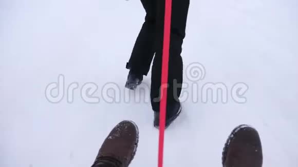 度假村冬季旅游在冬天下雪的日子里一家人在雪橇上玩得很开心人们骑着雪碟特写视频的预览图