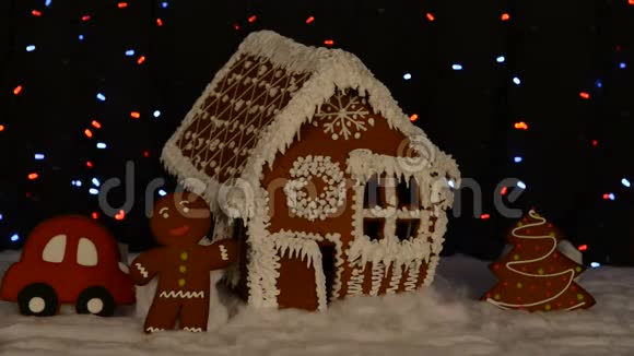手工制作的可吃姜饼屋小人物新年树汽车雪装饰花环视频的预览图
