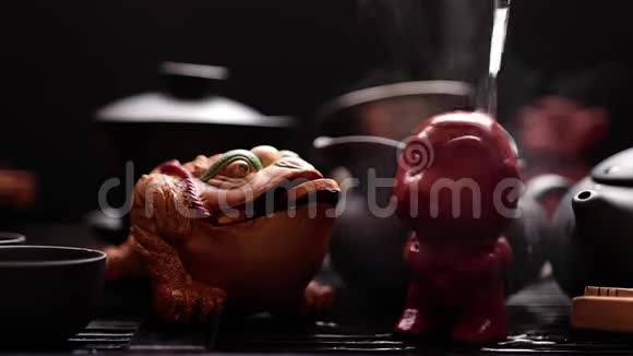 茶桌上绿茶的仪式茶器黑色背景视频的预览图