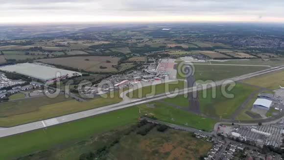 英国西约克郡耶顿地区著名的利兹和布拉德福德机场的空中镜头视频的预览图