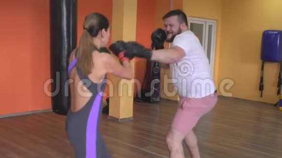 一男一女在健身房打拳击动作慢视频的预览图
