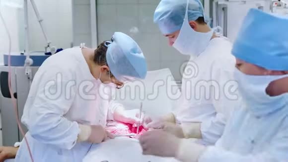两名男性外科医生戴着统一的帽子口罩和手套进行重要手术视频的预览图