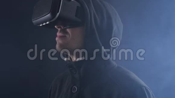 全球虚拟现实的未来世界用虚拟现实眼镜特写人的肖像视频的预览图