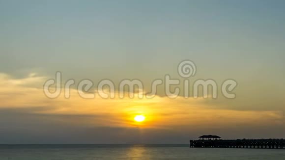 日落在纳泰海滩彭恩加担搭日落时间橙色的天空多云的天空视频的预览图