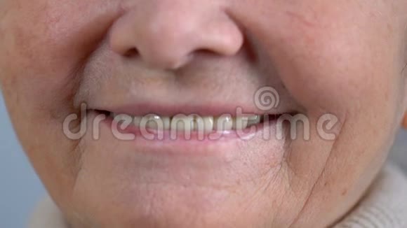 健康的牙齿牙科和口腔护理向相机微笑的老年妇女视频的预览图