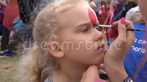 画脸的小可爱的孩子女孩金发卷发万向节运动视频的预览图