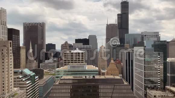 芝加哥环形天际线上空积云的鸟瞰图视频的预览图