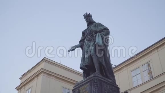 捷克共和国布拉格十字军广场查尔斯四世雕像视频的预览图