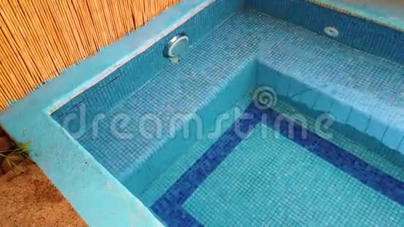 4小游泳池清水K视频它是典型的摩洛哥小游泳池屋顶上有冷水视频的预览图