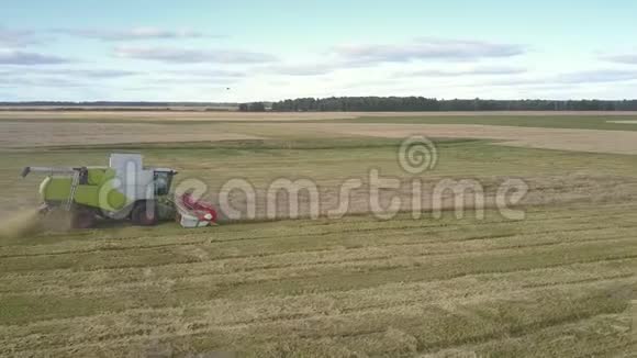 Flycam移动得很近将收割的小麦和剩下的稻草结合在一起视频的预览图