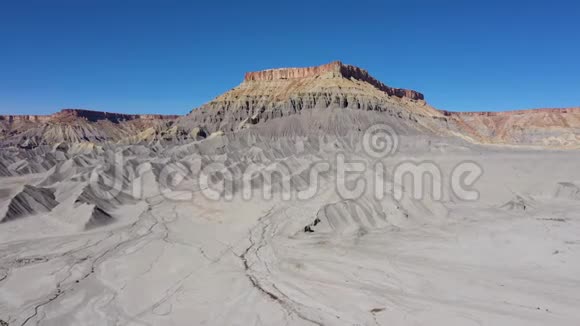 峡谷谷空气观中的钢灰泥岩山脉视频的预览图