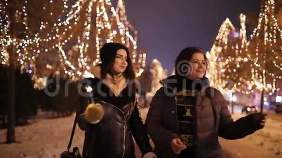 女朋友们带着花环在美妙的夜色中漫步视频的预览图