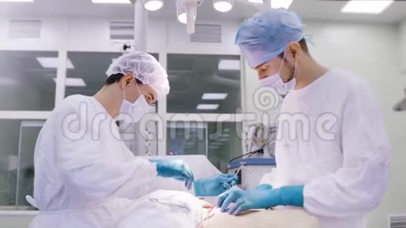 使用手术刀进行手术切割的低角度医疗专家小组视频的预览图