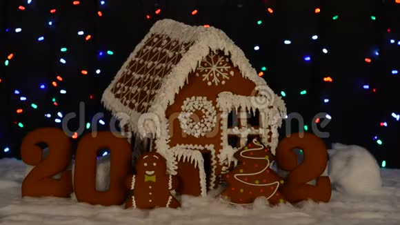 手工制作的可吃姜饼屋在2020年手工添加零铭文小人物新年树视频的预览图