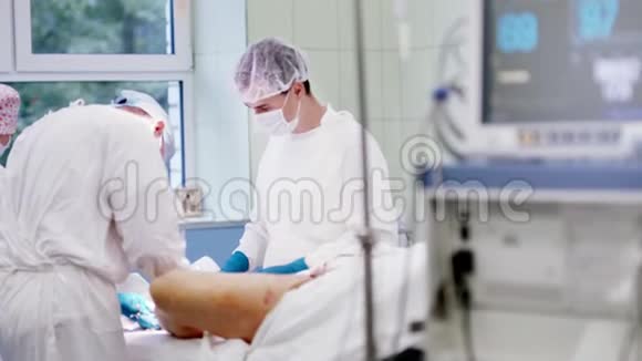 侧视组整形外科医生在手术室或静脉曲张手术视频的预览图