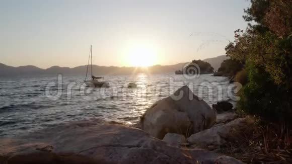 日落时停泊在海湾的游艇土耳其马尔马里斯2019年6月视频的预览图