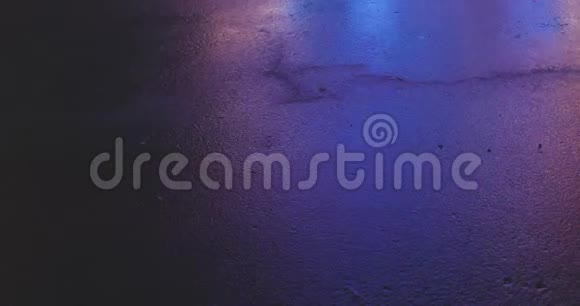 夜间湿沥青特写视频的预览图