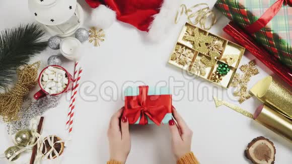 顶景女子不包圣诞礼物视频的预览图