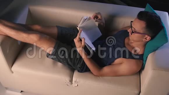 一个学生在辛苦的一天后在床上看书视频的预览图
