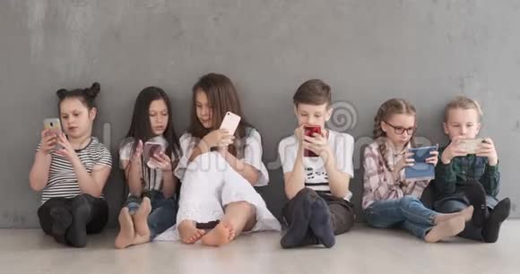 孩子们在家里使用手机视频的预览图