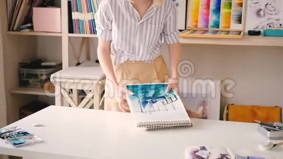 艺术家工作室女画家素描书工作场所视频的预览图