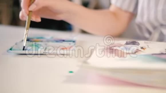 水彩画手刷漆染色视频的预览图