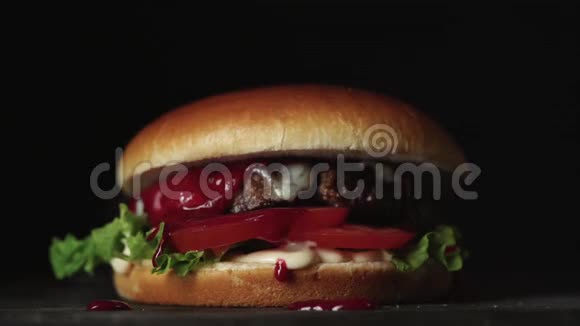 黑色背景的果汁芝士汉堡视频的预览图