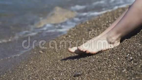 人类的双腿触着海水突然跑掉了视频的预览图