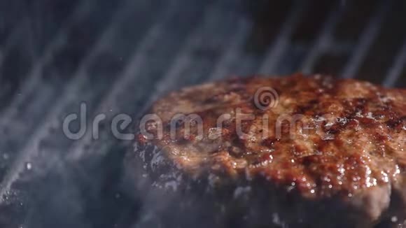 做汉堡包牛肉或猪肉切块烤在网格上慢动作高清高清视频的预览图