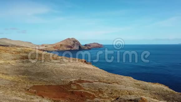 4K视频日落v4K视频岩石崖和清澈的海湾在蓬塔德索卢伦科马德拉岛葡萄牙视频的预览图
