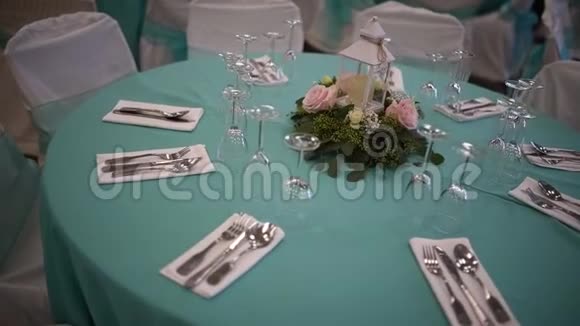 眼镜鲜花叉子婚礼用的桌子视频的预览图