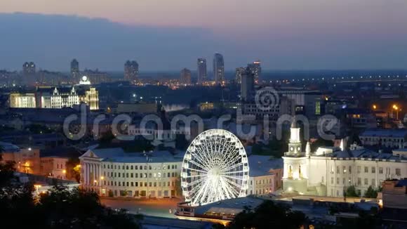 基辅旋转摩天轮的时间间隔波地尔地区的契约广场与壮观的多云城市景观视频的预览图
