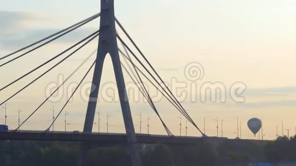 热气球飞过基辅的桥美丽的日出图片视频的预览图