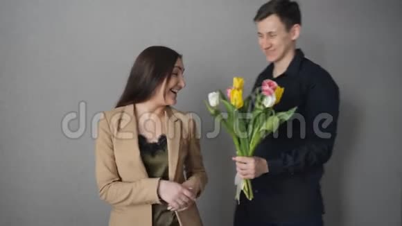 令人惊讶的女人从她的情人那里收到郁金香花视频的预览图