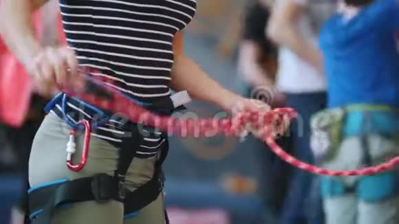 极限运动巨石一个女人把保护绳绑起来用来攀爬视频的预览图