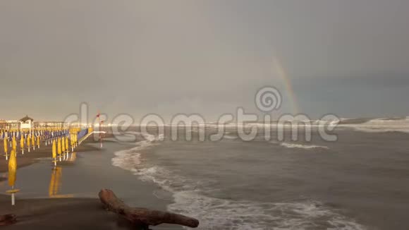 海岸上的风暴潮带着汹涌的大海和美丽的彩虹视频的预览图