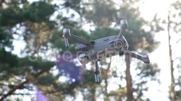 直升机悬停在空中低角度飞向天空飞行无人机对抗阳光遥控装置视频的预览图